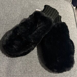 LC Lauren Conrad Black Faux Fur Mittens